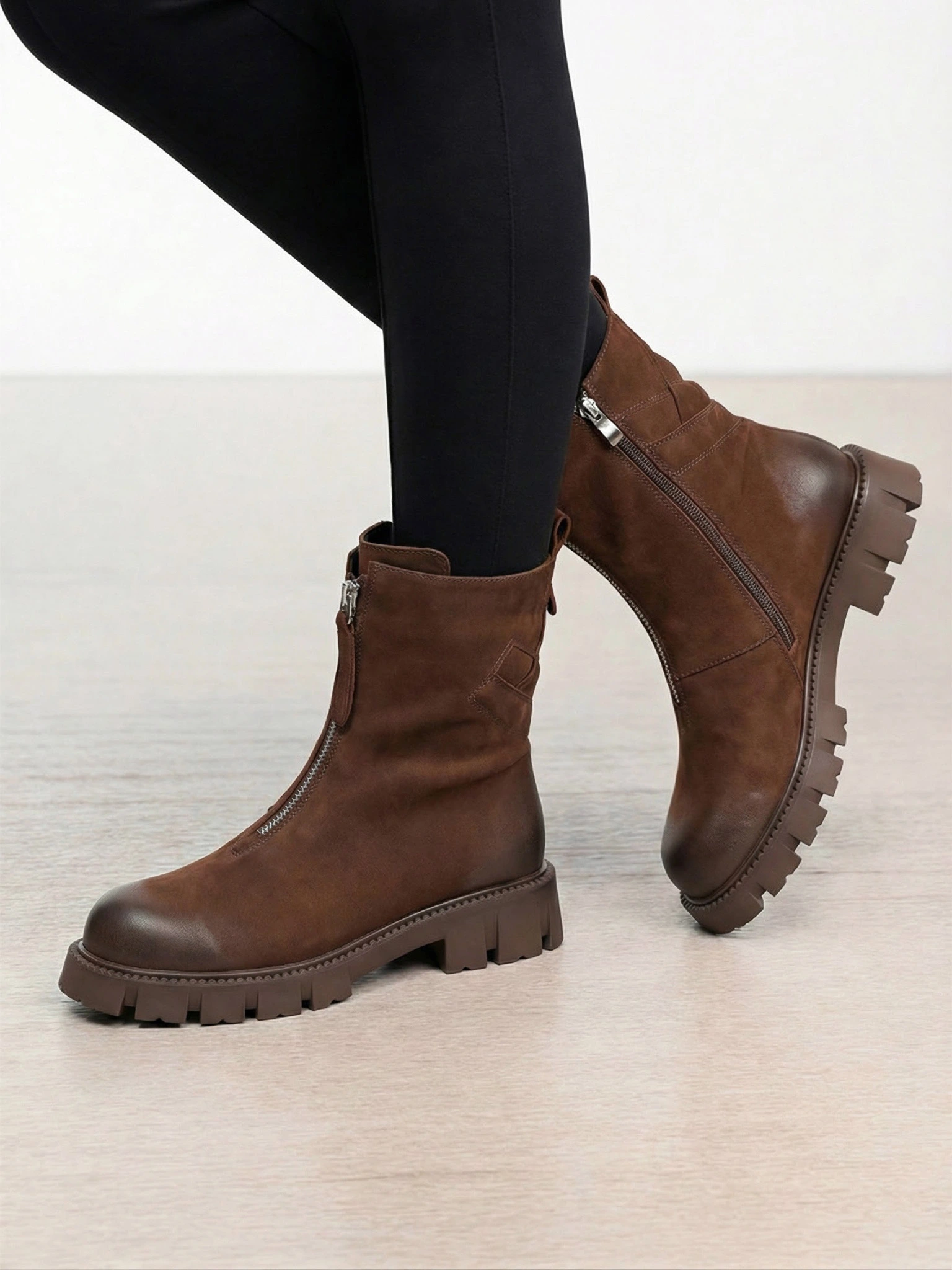 Ботинки коричневого цвета с декоративной молнией спереди